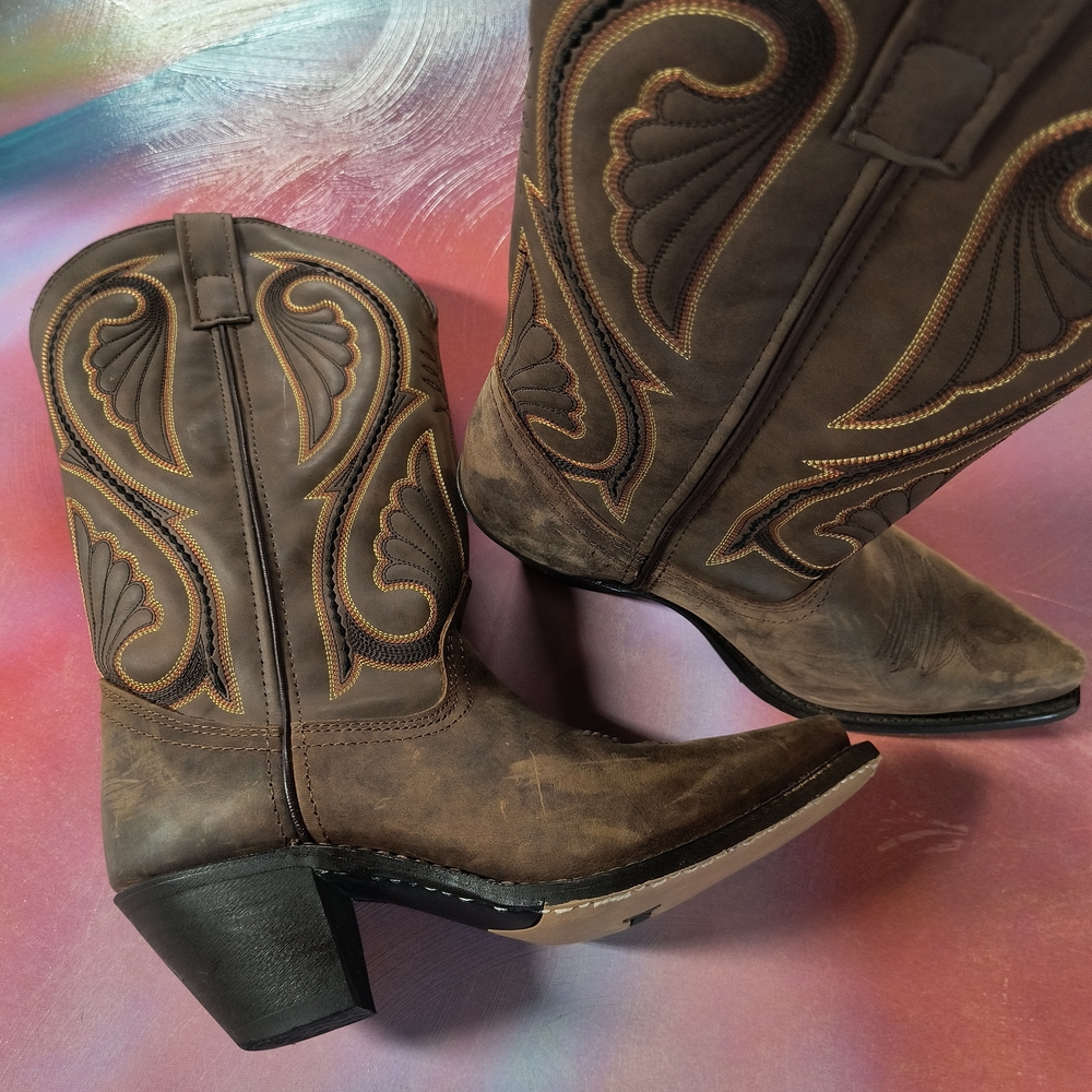 SALE♥️💰Women's Laredo Brown Western Heeled Boots The Perfect Boot 🤠 SLIM FIT❤️ - Picture 3 of 7